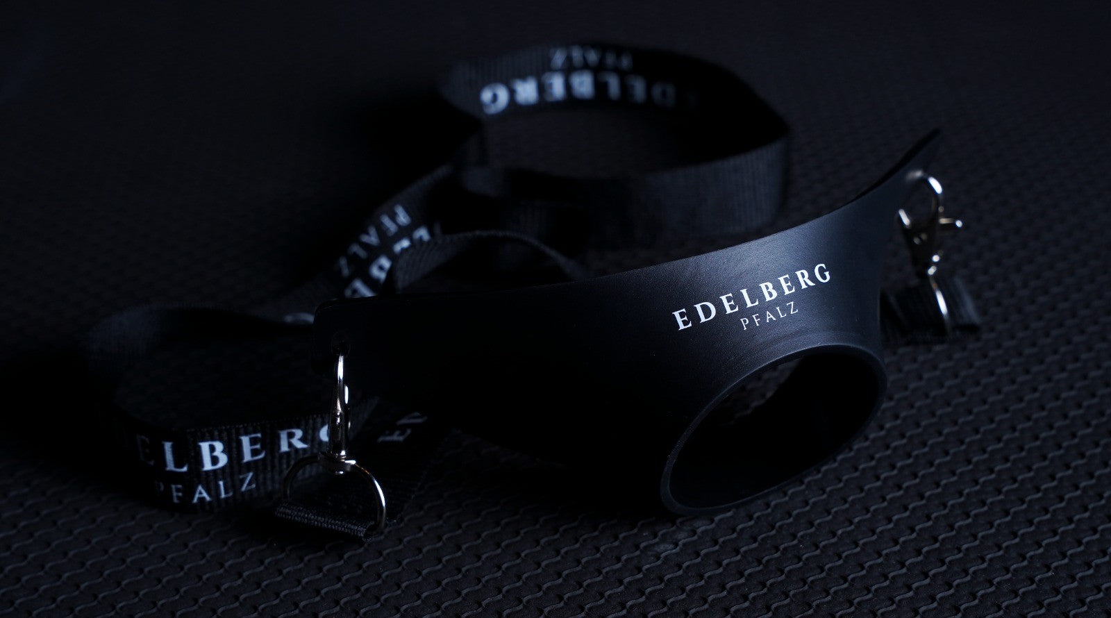 Weinglashalter mit Halsband